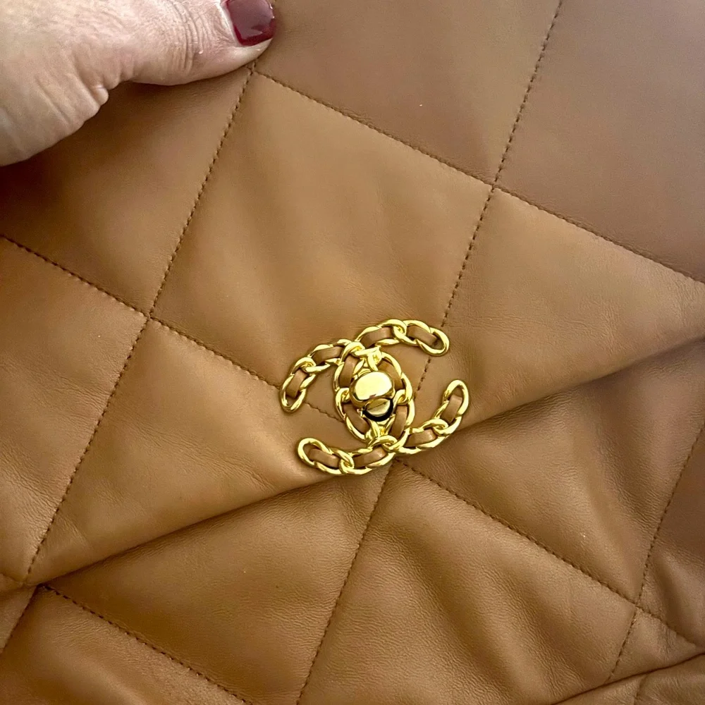 CHANEL 19 FLAP LIKE NEW - Picture 2 of 7